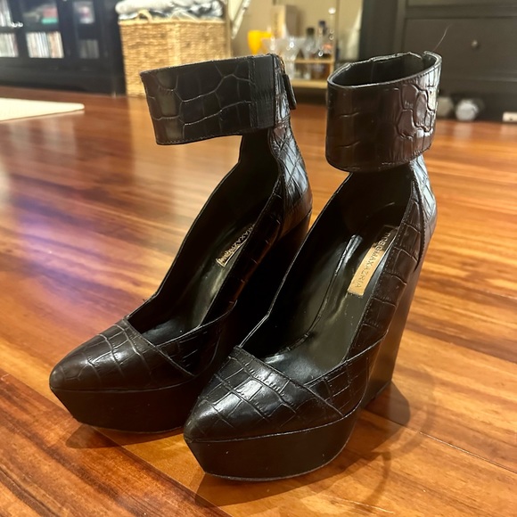 BCBGMaxAzria Black Reptile Print Platform Wedge - Picture 2 of 6